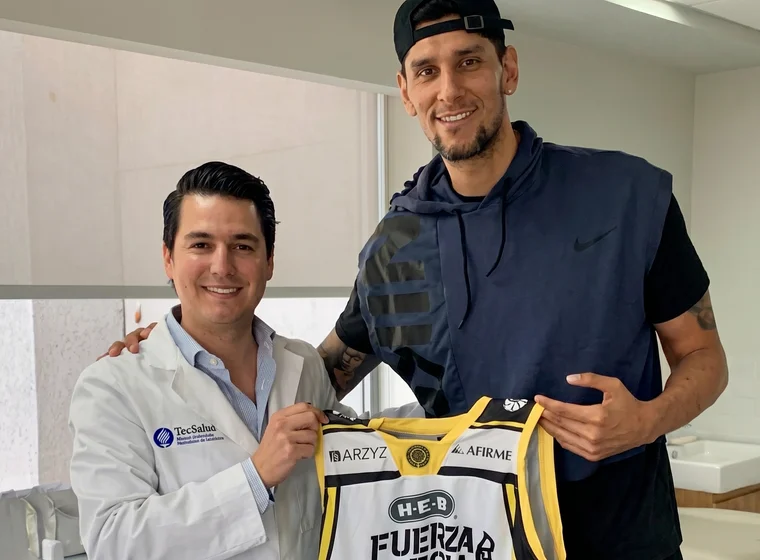 Paciente de basketball profesional atendido por lesión de rodilla