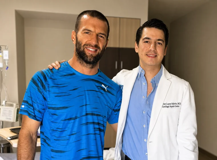 Paciente deportista recuperado de lesión de rodilla